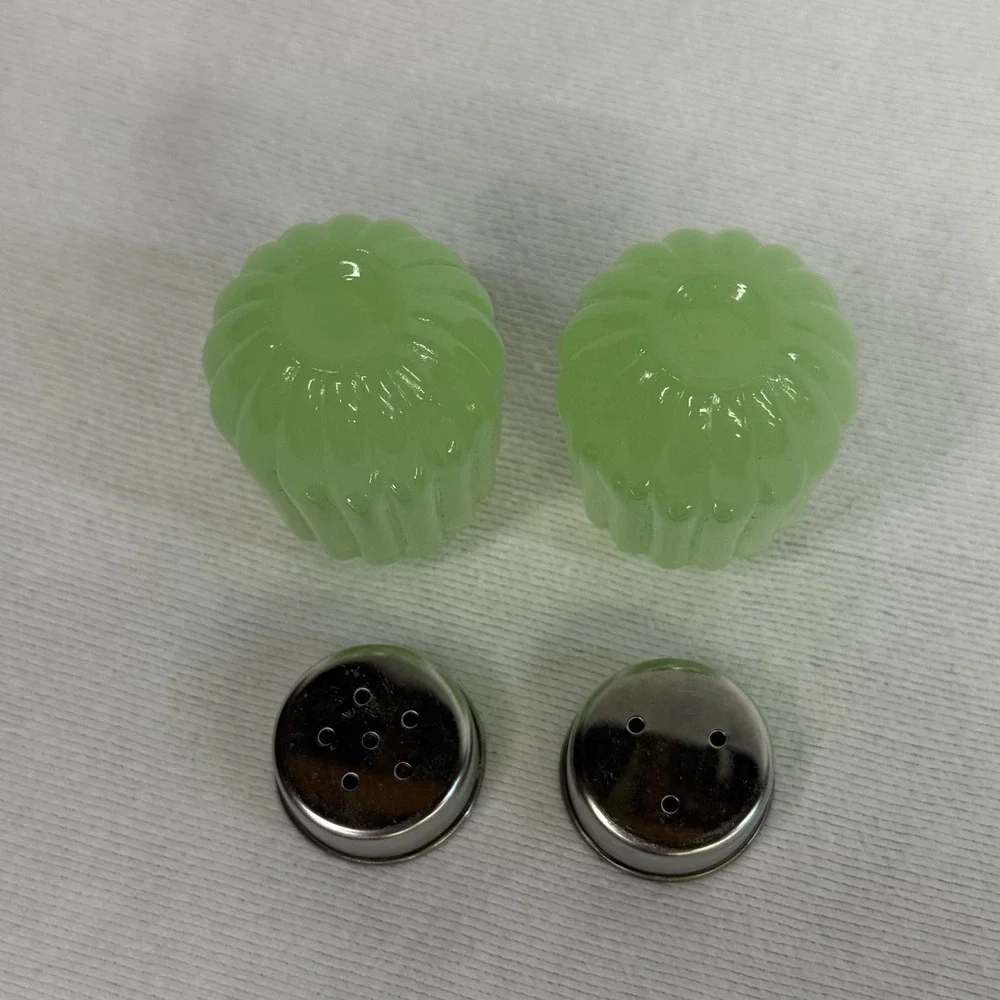 Vintage Style Green Jadeite Ribbed Glass Salt & Pepper Shaker Set Mini 2.5